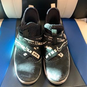 Boys Nike LeBron Soldier Size 6 Mens Witness Blk/white sneakers (Used - No Box)